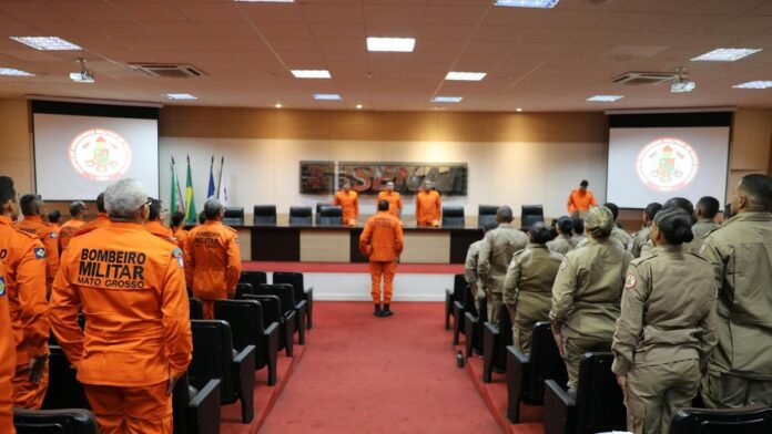 Firefighters attending a strategic training session indoors in Mato Grosso, Brazil.