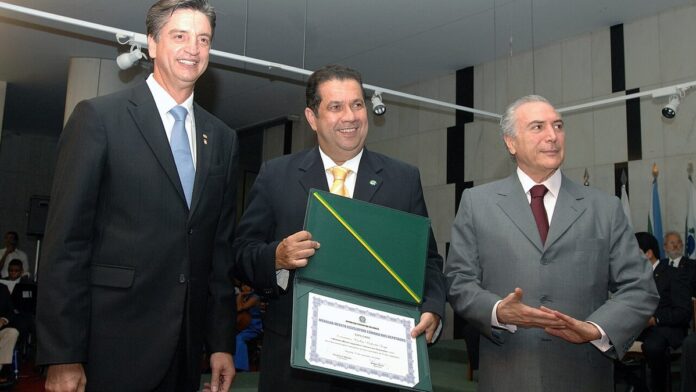 Solenidade de Entrega da Medalha Mérito Legislativo 2009 - 11/11/2009: Dep. Dagoberto (líder do PDT) após entregar diploma do