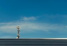 Venda da telefonia fixa da Oi para Método Telecom é aprovada na Justiça A modern telecommunication tower stands against a clear blue sky, showcasing technological advancement.
