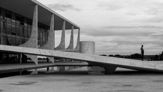 Black and white photo of Palacio do Planalto, Brazil's iconic government building.