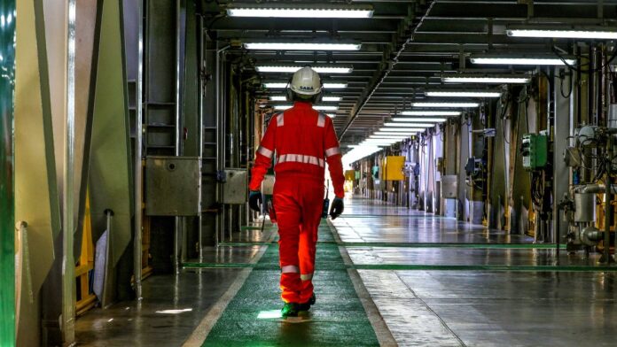 Rio de Janeiro (RJ), 28/09/2023 -O gerente de plataforma, Antonio Jorge Farias Sabá, caminha no navio-plataforma P-71, insta