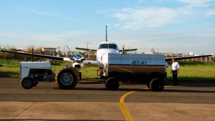 King Air C90A XP PT-ODH Durante o abastecimento antes do vôo. Americana-SP SDAI 14/02/2008