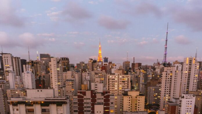 A breathtaking view of São Paulo's skyline during twilight, featuring modern architecture and vibrant colors.