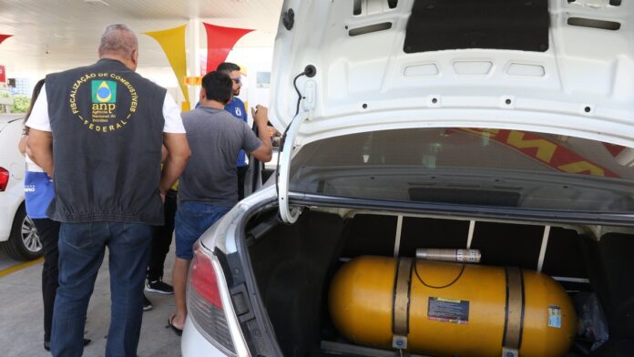 Agentes da Agência Nacional do Petróleo, Gás Natural e Biocombustíveis (ANP), Procon, Naturgy, Ipem, Inmetro, Detro e Detran