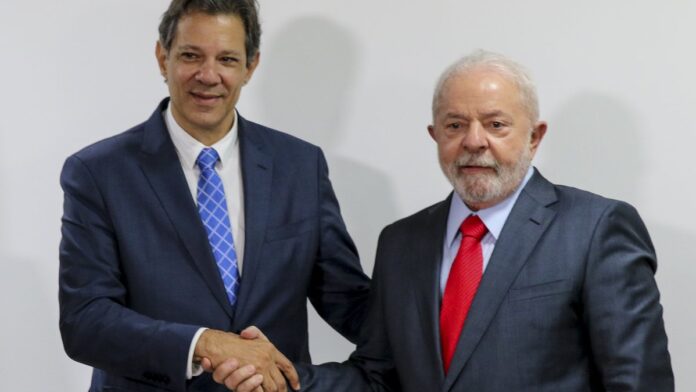 O ministro da Economia, Fernando Haddad,e o presidente Luiz Inácio Lula da Silva,durante anúncio e assinatura das primeiras m