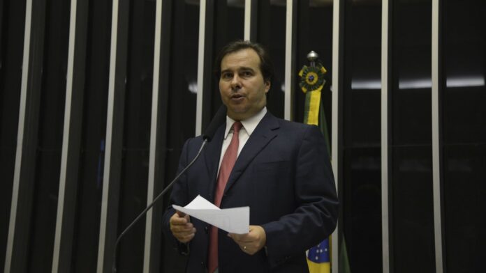 O relator do projeto que reajusta o FGTS pelo índice da poupança, deputado Rodrigo Maia, fala no Plenário (Valter Campanato/A