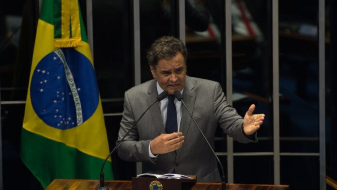 Brasília - Senador Aécio Neves durante sessão plenária fala sobre a análise no TCU referente às contas da presidenta Dilma (F