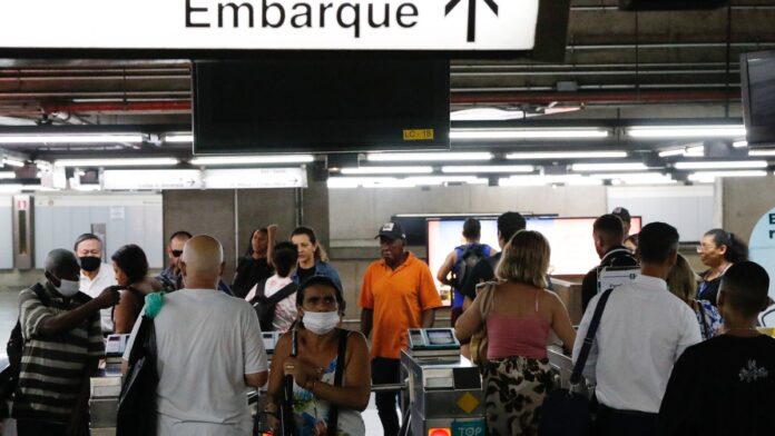 São Paulo (SP), 24/03/2023 - Passageiros na estação Luz, da Linha 1-Azul do Metrô, que opera parcialmente no segundo dia de g