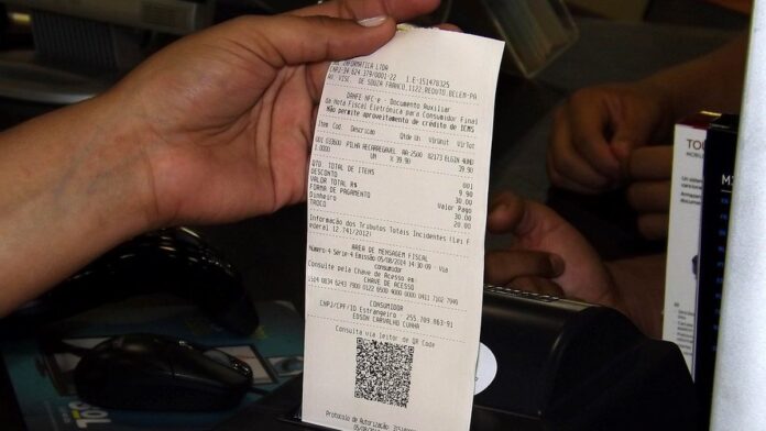 sefa-apreende-conhaque-gado-e-fios-el-tricos-no-pa Fiscais da Sefa verificam carga de gado e mercadorias apreendidas em caminhão durante fiscalização em rodovia.