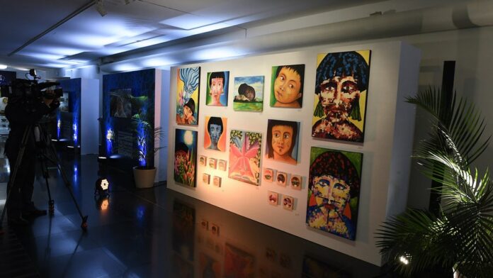 Gráfico de barras mostrando uma linha plana de crescimento em tons de azul sobre fundo cinza, simbolizando estagnação.