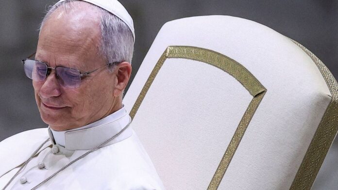 Papa Leão XIV preside cerimônia religiosa em altar ornamentado, cercado por fiéis durante a celebração da Sexta-Feira.