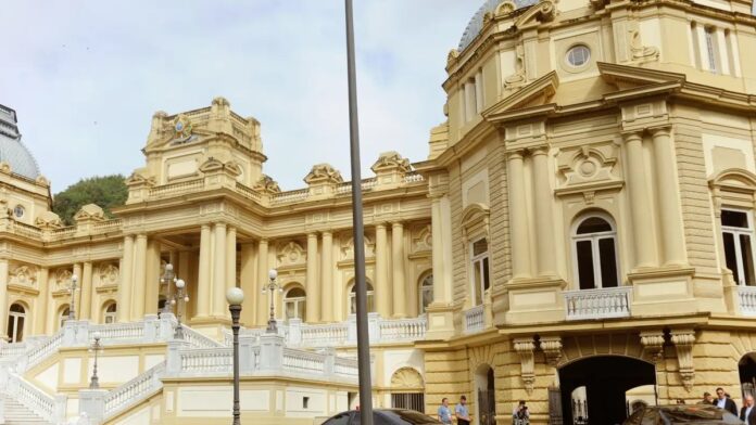 Fachada do edifício do Supremo Tribunal Federal, em Brasília, com foco na bandeira do Brasil hasteada.