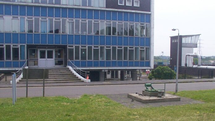 Sede da Thames Water com fachada em vidro e logotipo da empresa visível em dia nublado.