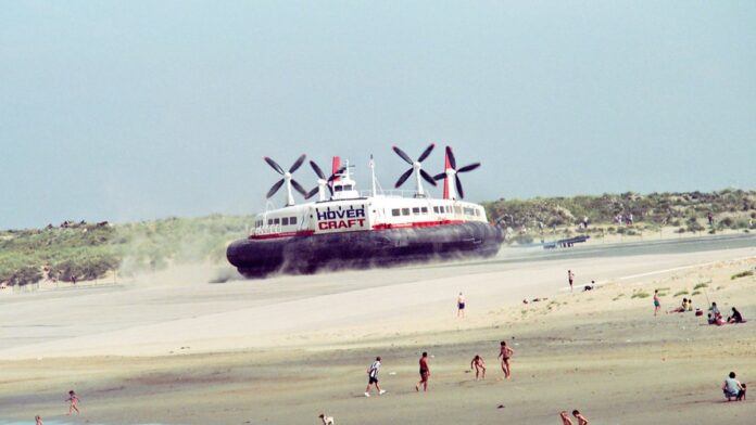 Trem de alta velocidade descarrilado em área rural, com destroços espalhados próximo aos trilhos e viaturas de resgate.