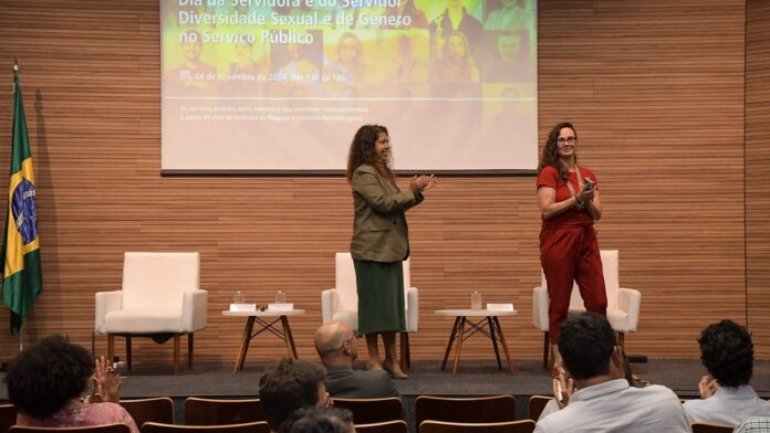 Lutador de MMA em posição de combate dentro do octógono, sob luzes intensas de arena esportiva.