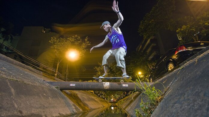 Jogadores do Vasco cabisbaixos no gramado após sofrerem gol em partida contra o Botafogo.