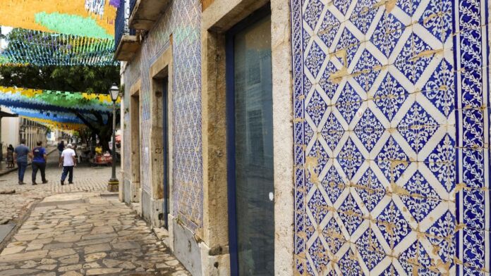 Multidão de fiéis acompanha encenação da Via Sacra ao ar livre nas ruas do bairro Anjo da Guarda, em São Luís.