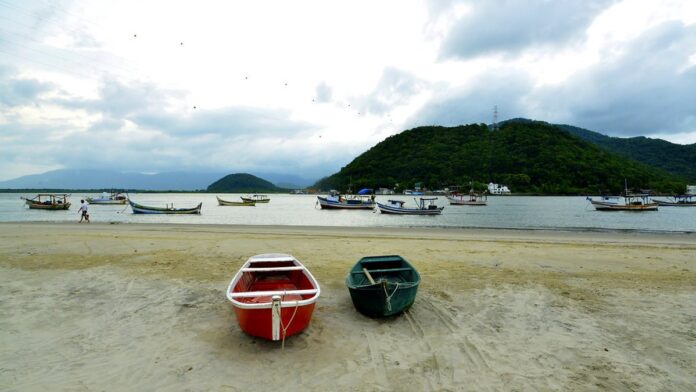 Pessoas de negócios conversam e apertam as mãos em um estande moderno de feira de eventos corporativos.