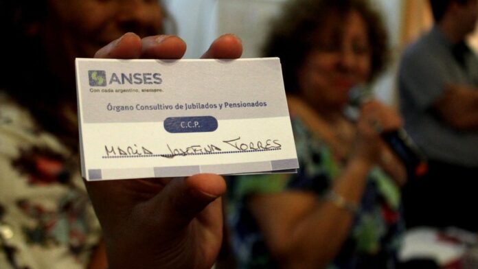 Jogador do Botafogo com uniforme alvinegro comemora gol em campo de futebol durante partida profissional.