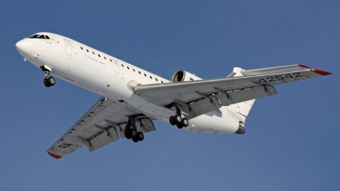 Avião da companhia TAP estacionado em aeroporto sob céu azul, simbolizando o início de nova rota internacional.