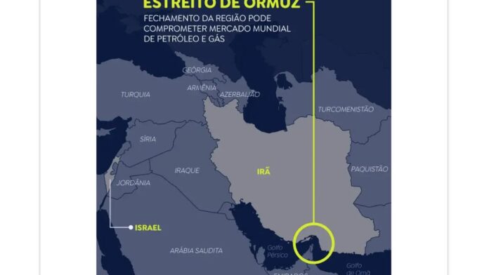 Diplomatas sentados em semicírculo na sede da ONU, com bandeiras ao fundo e telas exibindo documentos em uma votação.